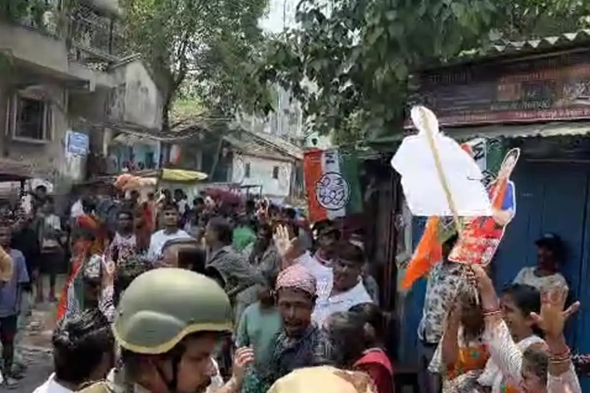 Kolkata Politics: एंटाली विधानसभा क्षेत्र के धापा इलाके में भाजपा प्रत्याशी डॉ. प्रियंका टिब्रेवाल पर तृणमूल कार्यकर्ताओं का हमला