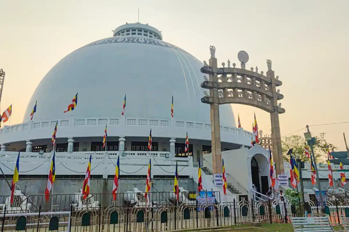 आंबेडकर जयंती की पूर्व संध्या पर सड़कों पर उमड़ा जनसैलाब, समिति विवाद ने बढ़ाई चर्चा