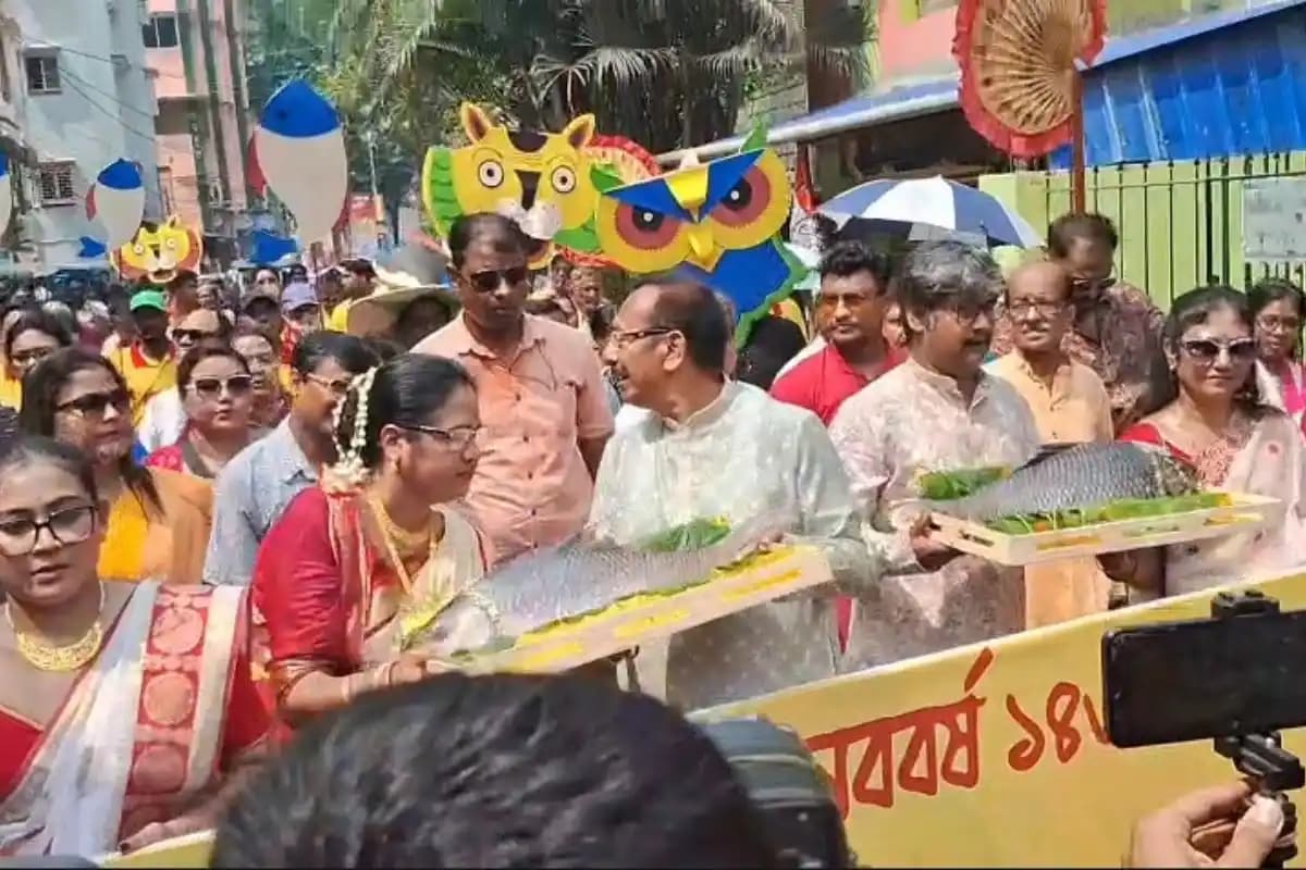 Kolkata News: टॉलीगंज में अरूप विश्वास की भव्य रैली, रुई मछली के साथ दिखा अनोखा प्रचार