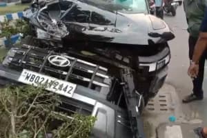 Kolkata Sector V car accident: कोलकाता सेक्टर फाइव मेट्रो के पास कार हादसे में चालक घायल। पुलिस को शराब पीकर ड्राइविंग का शक, न्यू टाउन मार्ग पर टक्कर।