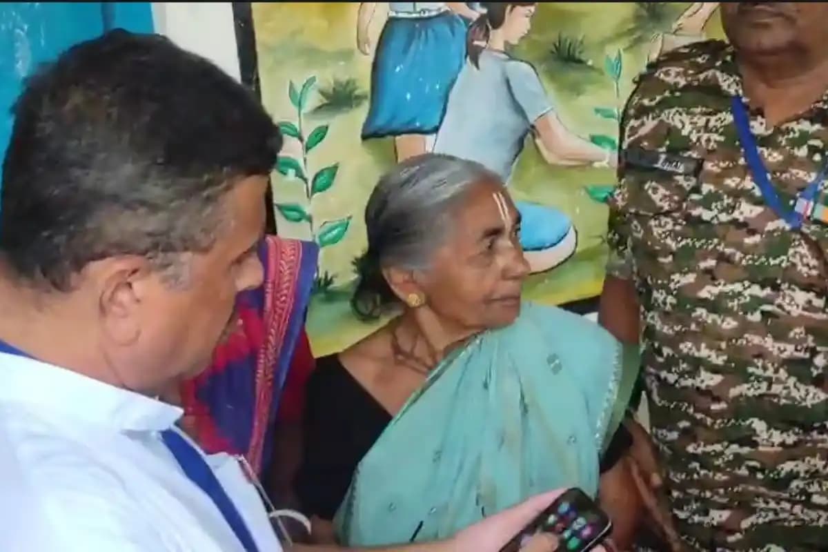West Bengal News: नंदीग्राम में मतदान के दौरान फोन इस्तेमाल पर विवाद, शुभेंदु अधिकारी ने बूथ पर पहुंचकर दी चेतावनी