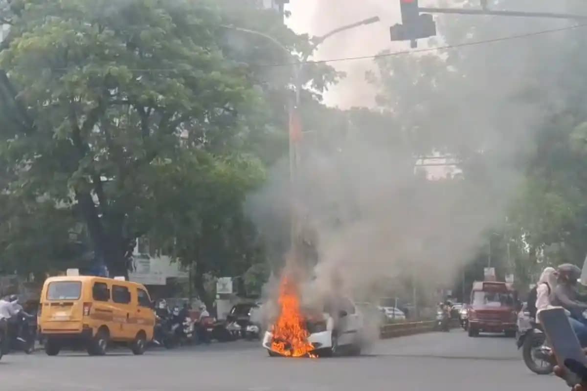 नागपुर में चलती कार में लगी भीषण आग, बड़ा हादसा टला