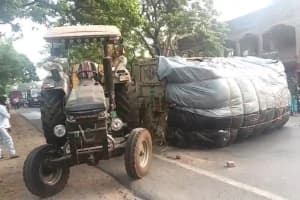 Durgapur Dumper Accident woman death Tractor overturn Road block: डंपर की टक्कर से महिला की मौत, बचाने में ट्रैक्टर पलटा, सड़क जाम
