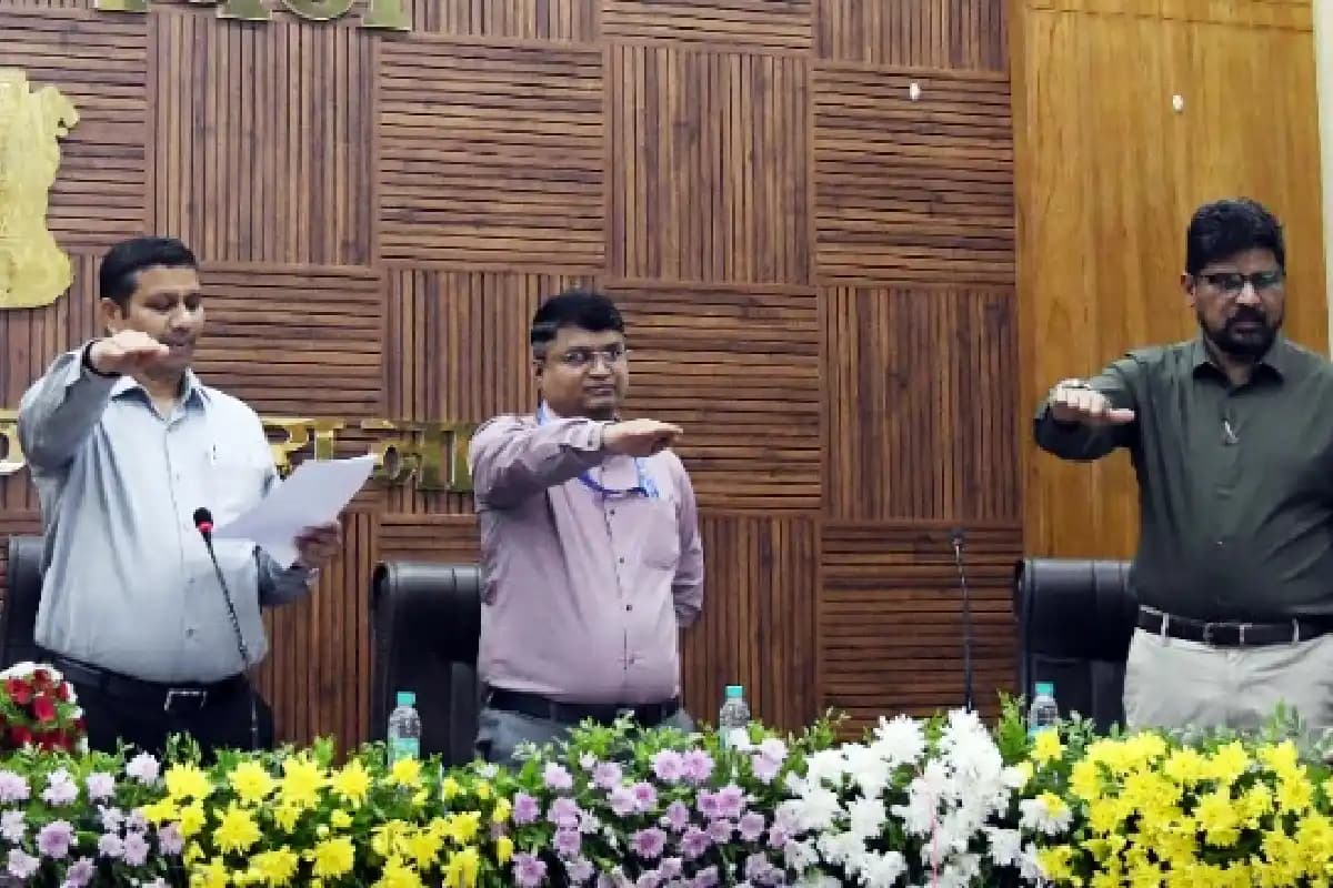 Nagpur News: जिलाधिकारी कार्यालय में सेवा अधिकार दिवस मनाया गया, अधिकारियों ने ली पारदर्शी सेवा देने की शपथ