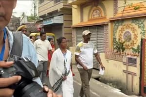 Panihati BJP candidate Abhaya mother votes West Bengal: पानीहाटी में भाजपा प्रत्याशी की मां ने सुबह किया मतदान