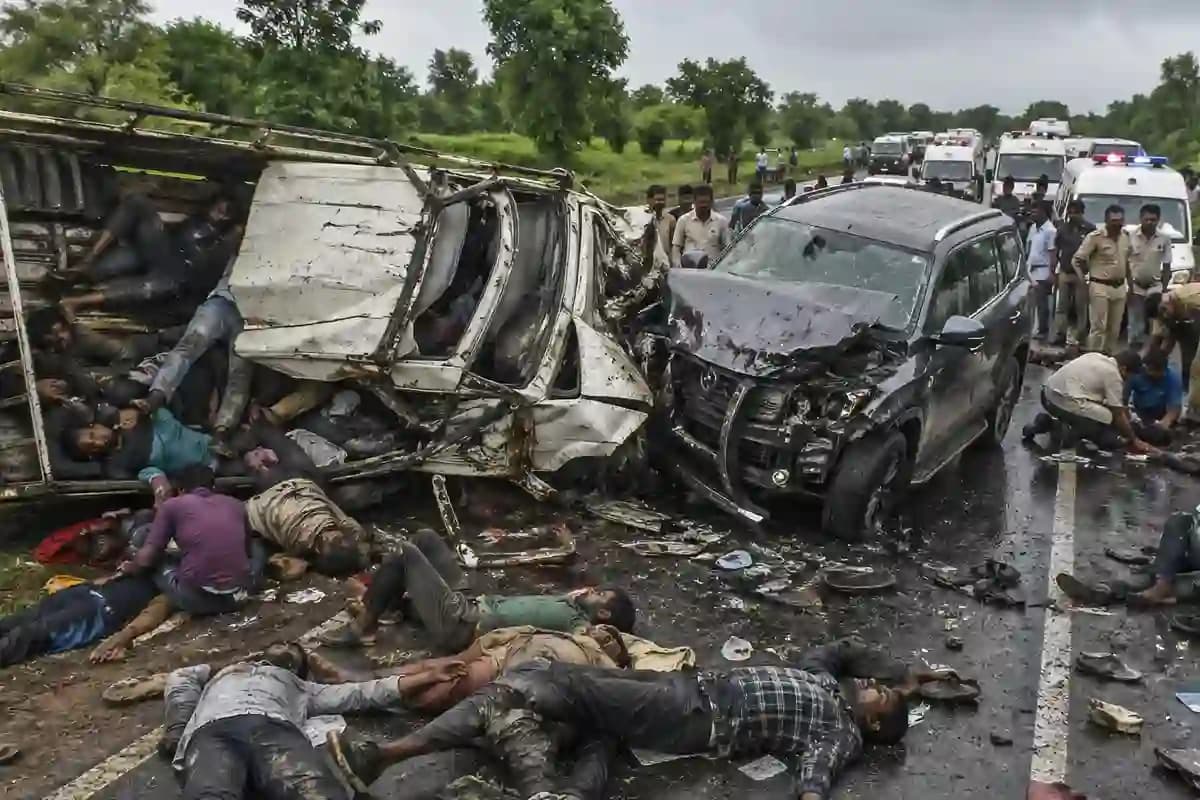 Dhar MP Accident: मध्य प्रदेश में भीषण सड़क हादसा, 12 की मौत