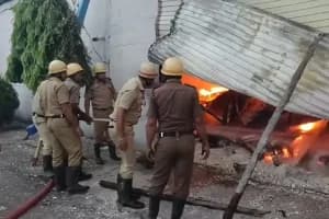 Howrah Ghusuri Hanuman Jute Mill fire: घुसुड़ी में भोररात लगी भीषण आग, राखी गोदाम पूरी तरह जलकर राख