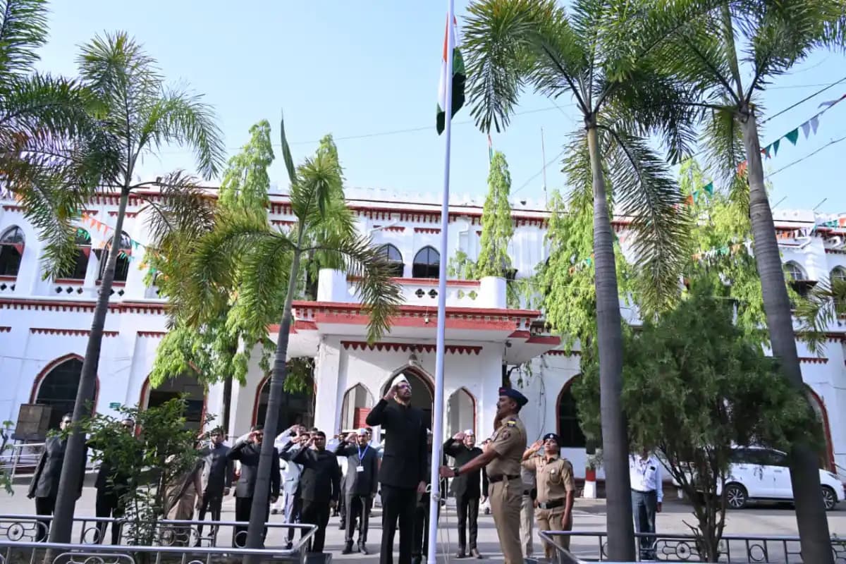 महाराष्ट्र दिवस पर जिलाधिकारी कार्यालय में हुआ ध्वजारोहण