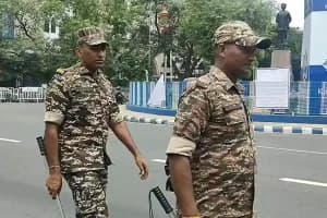 Khudirampally ballot box CCTV controversy Kolkata: खुदीराम केंद्र में बैलेट बॉक्स को लेकर विवाद, बिना कैमरा वाले कमरे में ले जाने का आरोप