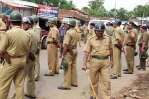 कोलकाता में सड़क पर जुमे की नमाज को लेकर बवाल, पुलिस और नमाजियों में बहस