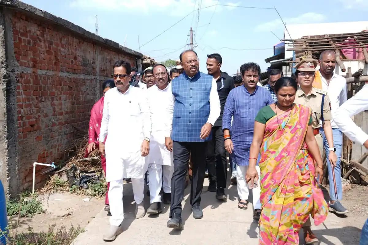 नागपुर के धामणगांव अग्निकांड में राजस्व मंत्री बावनकुळे का मौके पर दौरा: हर प्रभावित परिवार को 2.5 लाख + 23 हजार की सहायता