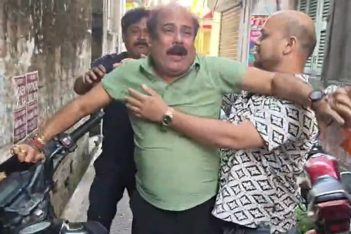 Bengal Election Violence 2026: हावड़ा में मोहनबागान क्लब सचिव व तृणमूल पूर्व काउंसलर श्यामल मित्र पर बर्बर हमला, वीडियो वायरल