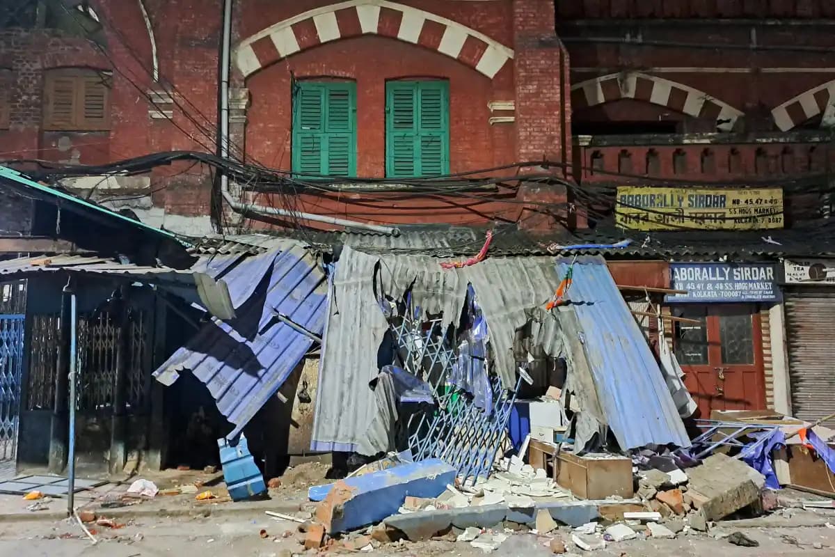 Kolkata News: न्यूमार्केट में तृणमूल पार्टी दफ्तर पर हमला, बुलडोजर से तोड़फोड़ का आरोप