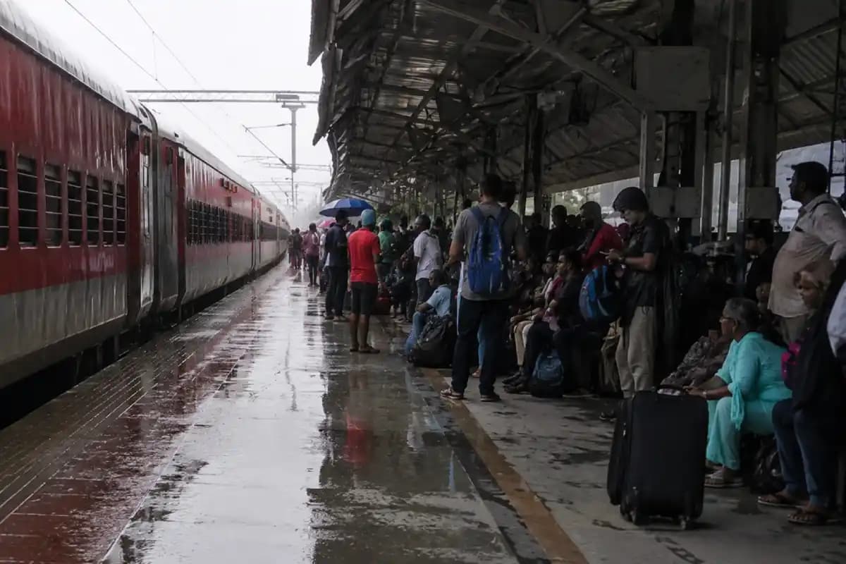 Nagpur News: बारिश के बीच नागपुर स्टेशन पर फंसे यात्री, विदर्भ एक्सप्रेस अब तक नहीं हुई रवाना