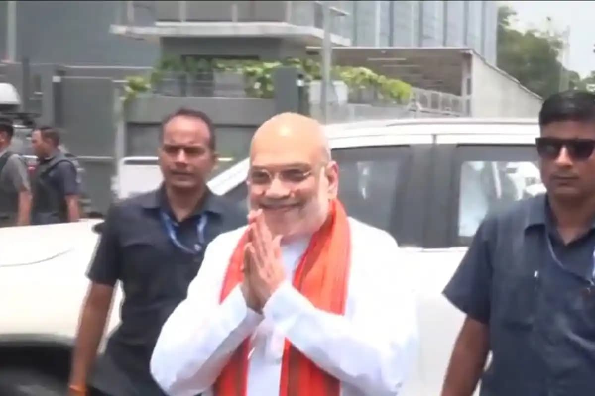 कोलकाता पहुंचे केंद्रीय गृह मंत्री अमित शाह, एयरपोर्ट पर शुभेंदु अधिकारी ने किया स्वागत