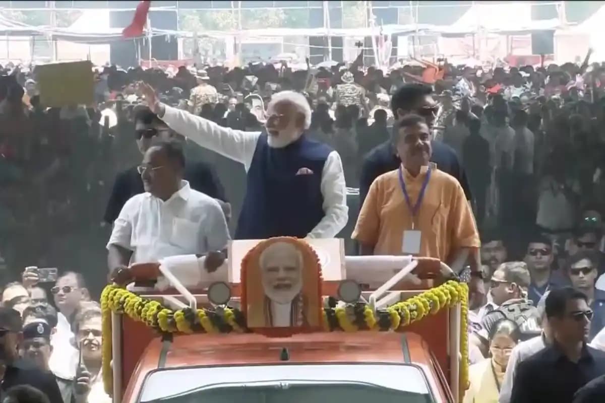 Kolkata News: ब्रिगेड मैदान में पहुंचे प्रधानमंत्री नरेंद्र मोदी, अमित शाह और सुवेंदु अधिकारी