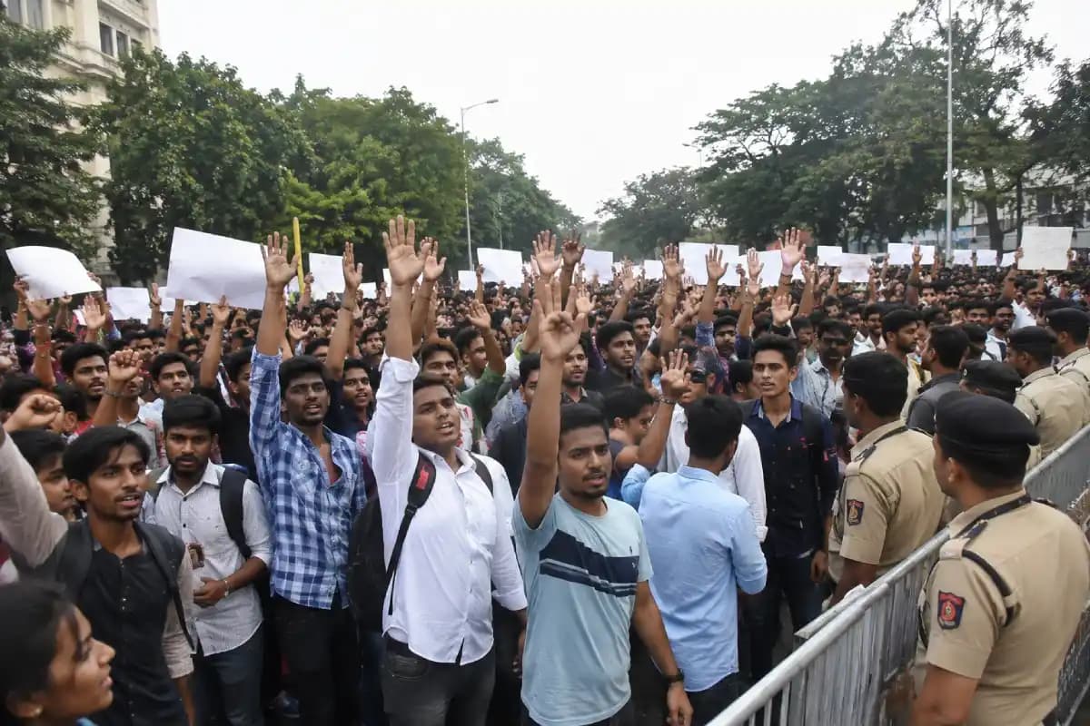 नागपुर में छात्रों और कांग्रेस ने पेपर लीक के खिलाफ जताया आक्रोश