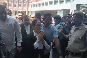 Mamata Banerjee Kolkata High Court visit: वकील की पोशाक में कोलकाता हाईकोर्ट पहुंचीं ममता बनर्जी, अचानक मौजूदगी से बढ़ी चर्चा