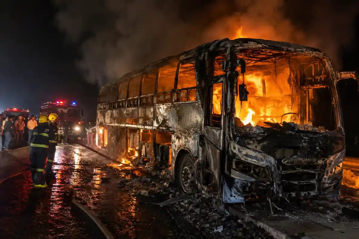 Gujarat Bus Fire Accident: गुजरात में टक्कर के बाद बस में भयंकर आग, 4 यात्री जिंदा जले