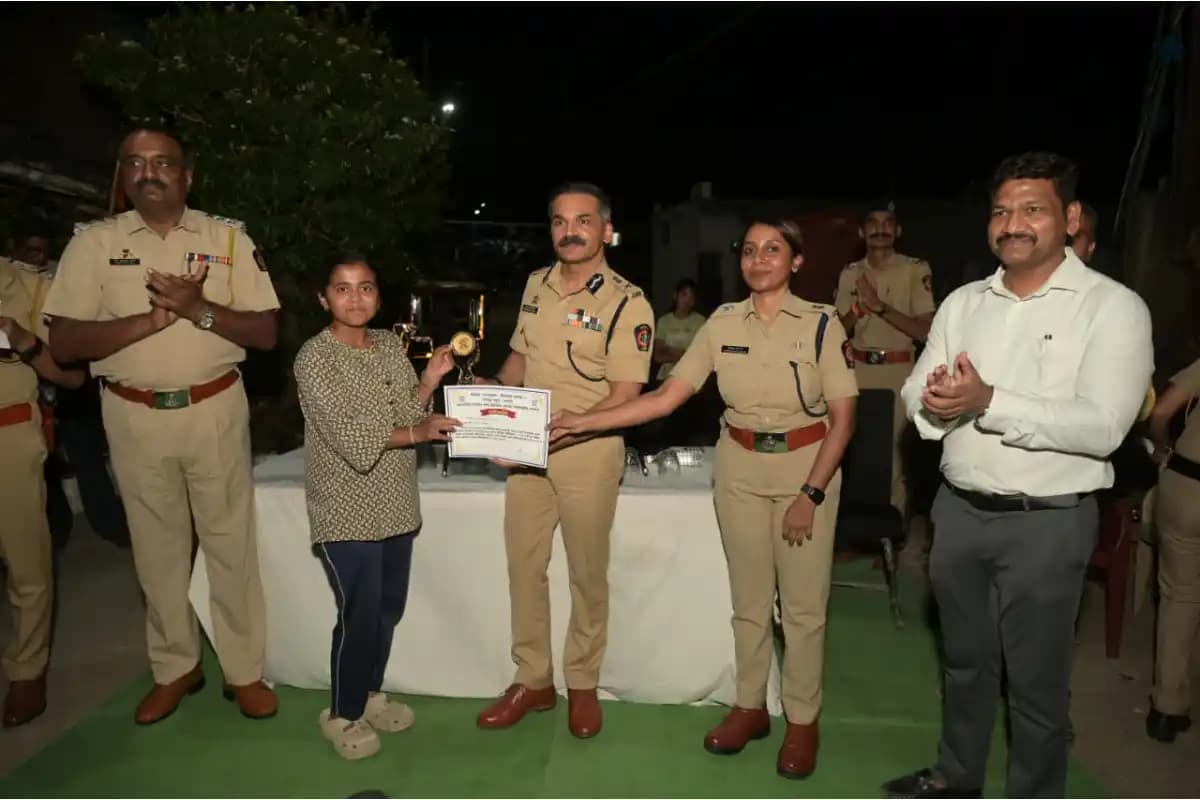 नागपुर में झोपड़पट्टी के बच्चों को पुलिस कमिश्नर ने सम्मानित किया