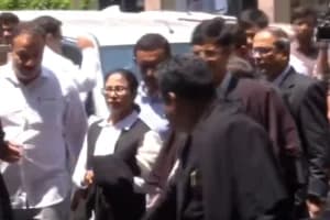 वकील की पोशाक में कलकत्ता हाईकोर्ट पहुंचीं ममता बनर्जी