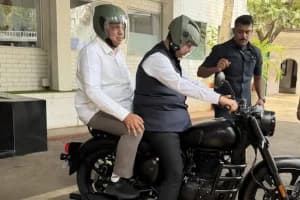 Maharashtra CM travels on bullet motorcycle to Vidhan Bhavan Mumbai: पेट्रोल-डीजल की कमी के बीच बुलेट से विधान भवन पहुंचे मुख्यमंत्री
