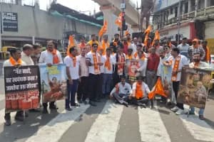 Nagpur News: महंगाई के खिलाफ शिवसेना का अनोखा आंदोलन, सड़क पर बांटी ‘मेलोडी चॉकलेट’