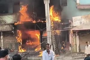 Nagpur cylinder blast biryani shop fire: नागपुर के गोलीबार चौक में बिरियानी सेंटर में आग लगने से सिलेंडर फटा, इलाके में मची अफरा तफरी