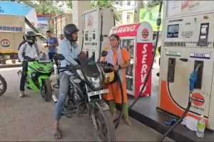 Petrol Diesel Price Today: कच्चा तेल हुआ सस्ता, फिर भी नहीं मिली राहत; जानिए आपके शहर में क्या हैं नए रेट