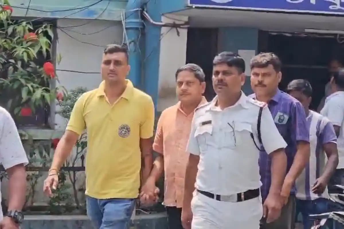 Kolkata News: ठाकुरपुकुर में पार्षद को कोर्ट ले जाते समय भाजपा समर्थकों ने लगाए नारे