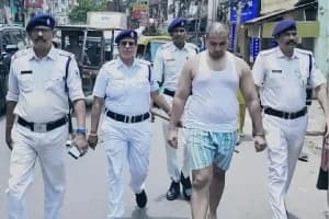 Howrah Akash Singh arrested crime scene reconstruction: हावड़ा में आरोपी आकाश सिंह को सड़क पर घुमाकर पुलिस ने किया क्राइम सीन की जांच