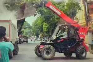 Bulldozer outside Abhishek Banerjee Shantiniketan house road Kolkata: अभिषेक के घर के सामने सड़क सुधार के लिए पुरानी ईंट हटाने पहुंचा बुलडोजर