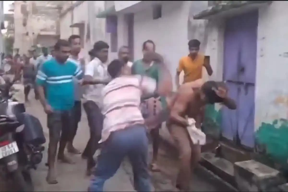 बीरभूम के दुबराजपुर में टीएमसी पार्षद पर लोगों का गुस्सा, सड़क पर पिटाई का मामला चर्चा में