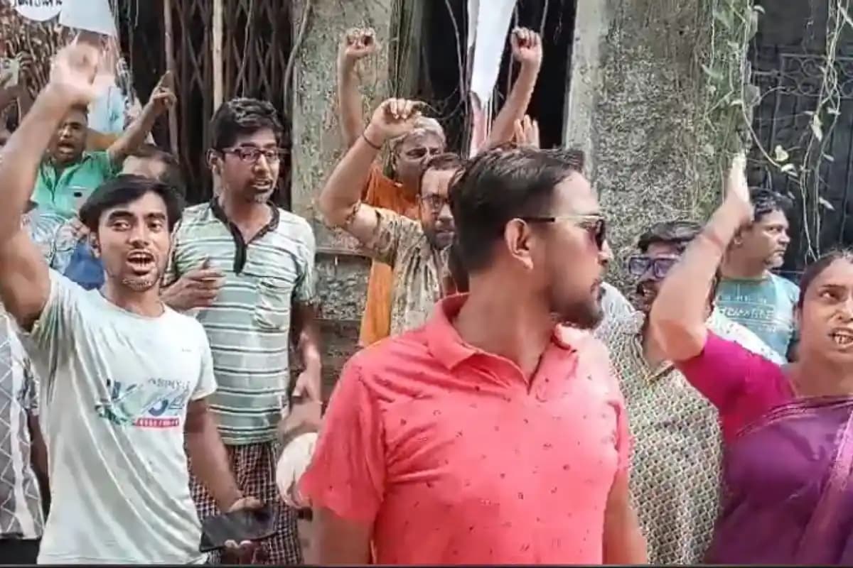 Howrah News: पूर्व मंत्री अरूप राय के घर के सामने रखे कंबल और तिरपाल को लेकर विवाद, भाजपा कार्यकर्ताओं ने लगाए गंभीर आरोप