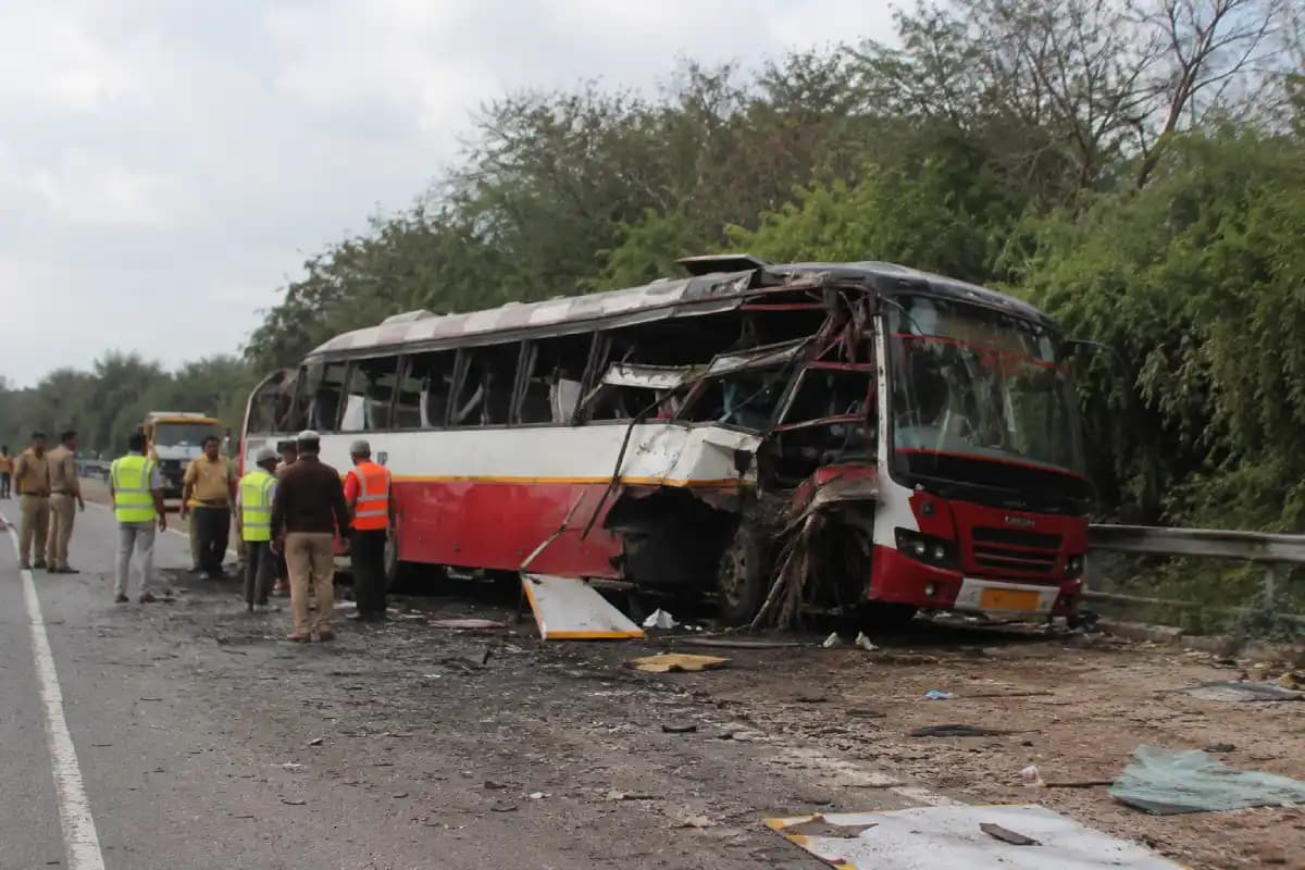 Maharashtra News: व्यारा बस हादसे में मृतकों के परिवारों को 10 लाख रुपये सहायता, घायलों के इलाज का पूरा खर्च सरकार उठाएगी