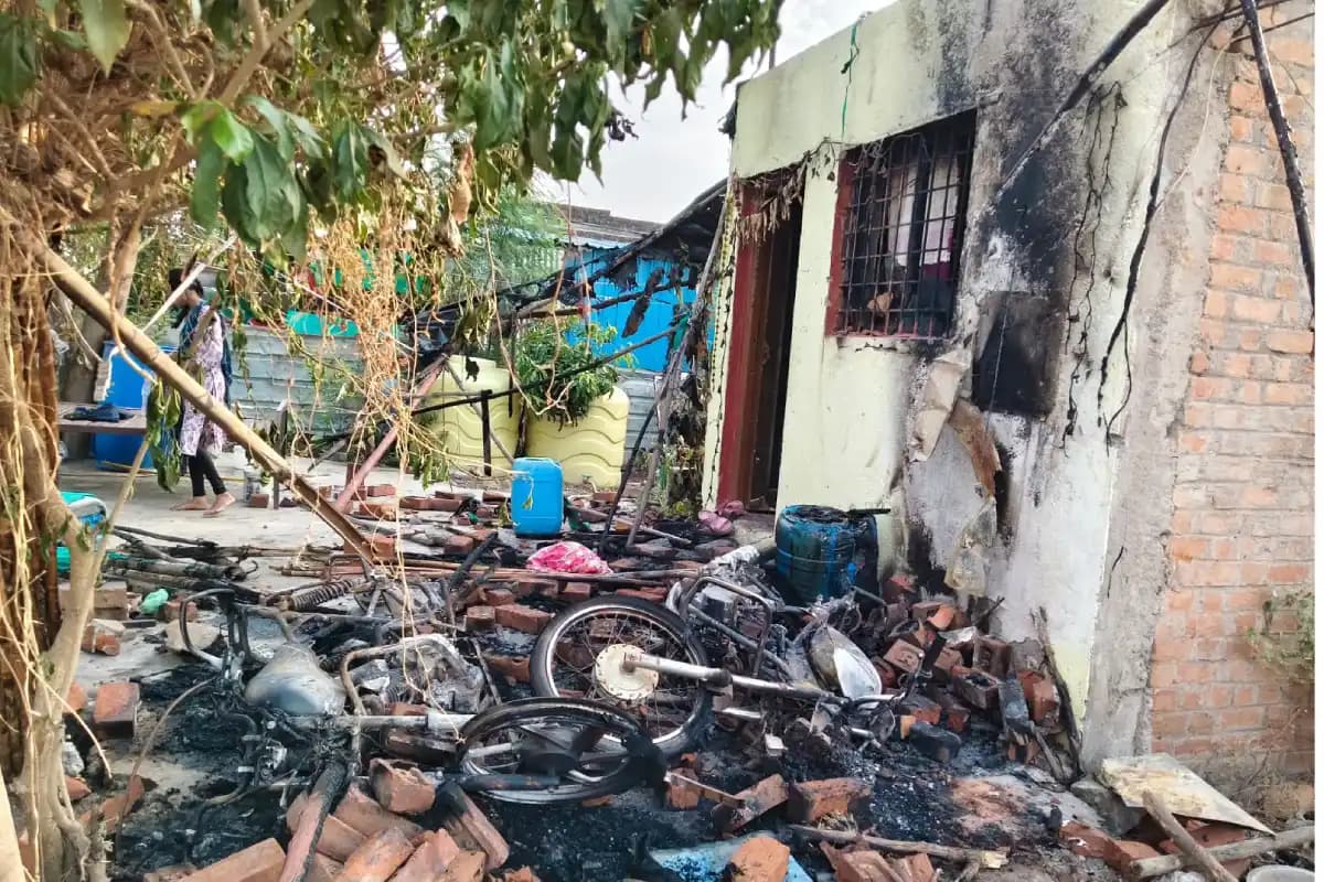 नागपुर में दो मोटरसाइकिलों को आग लगाई गई, घर पर हमला हुआ और परिवार ने छिपकर अपनी जान बचाई