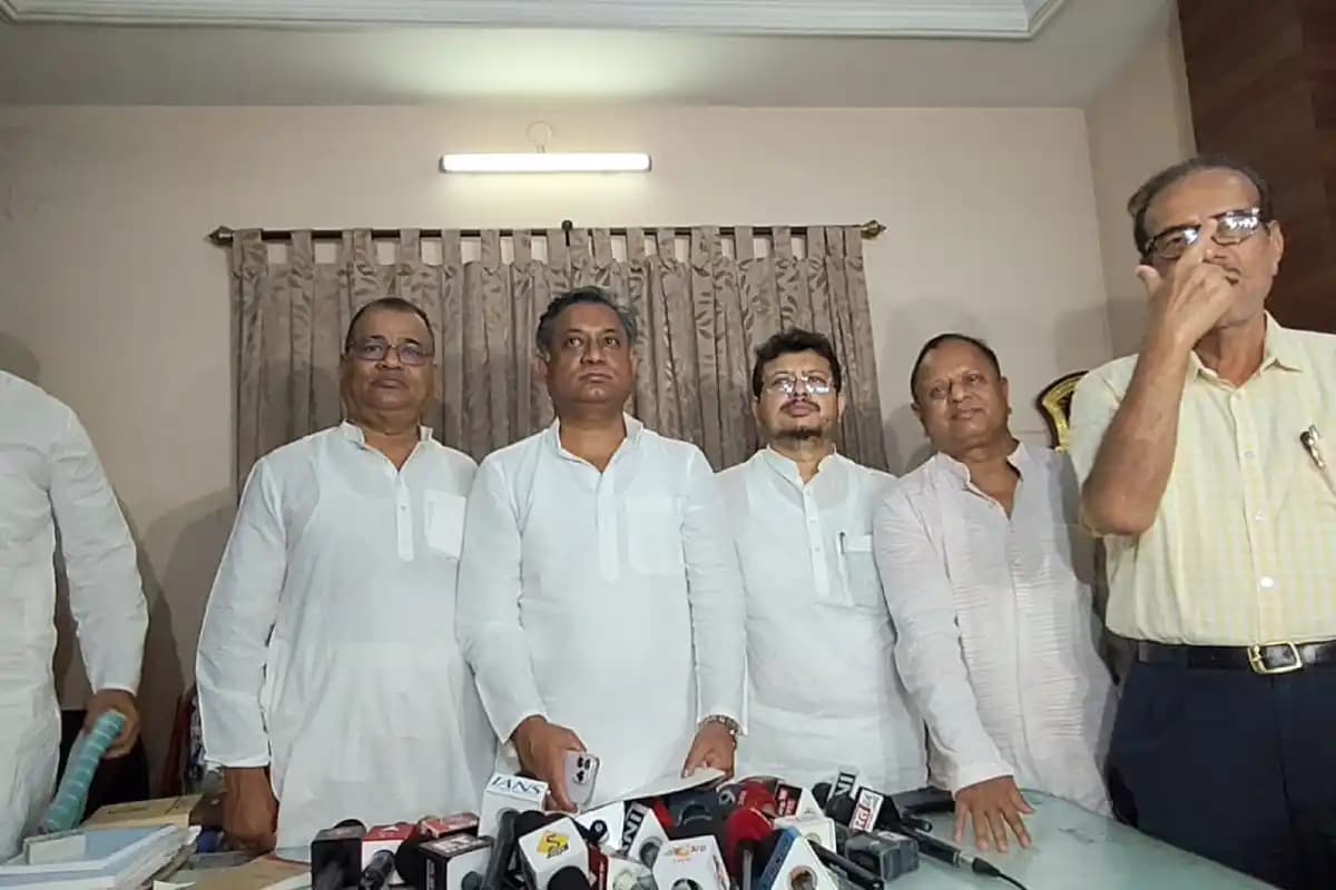 Kolkata News: संदीपन साहा के घर के बाहर हुए हंगामे पर तृणमूल ने उठाए सवाल, कार्रवाई की मांग
