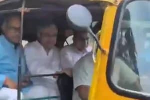 Rail Minister Ashwini Vaishnaw Auto Ride Kolkata: कोलकाता में रेल मंत्री अश्विनी वैष्णव ने की ऑटो की सवारी, लोगों के बीच दिखे सहज अंदाज में