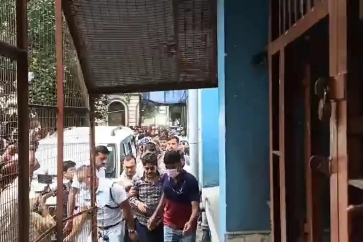 Kolkata News: शौकत मोल्ला को अदालत में पेश किए जाने के दौरान अदालत परिसर में नारेबाजी, मामले पर बढ़ी चर्चा