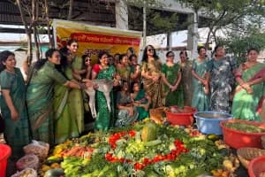Nagpur Mahesh Navami Chhappan Bhog cows: नागपुर में अधिकमास और महेश नवमी पर्व पर गायों के लिए छप्पन भोग का आयोजन, बड़ी संख्या में लोगों की रही उपस्थिति