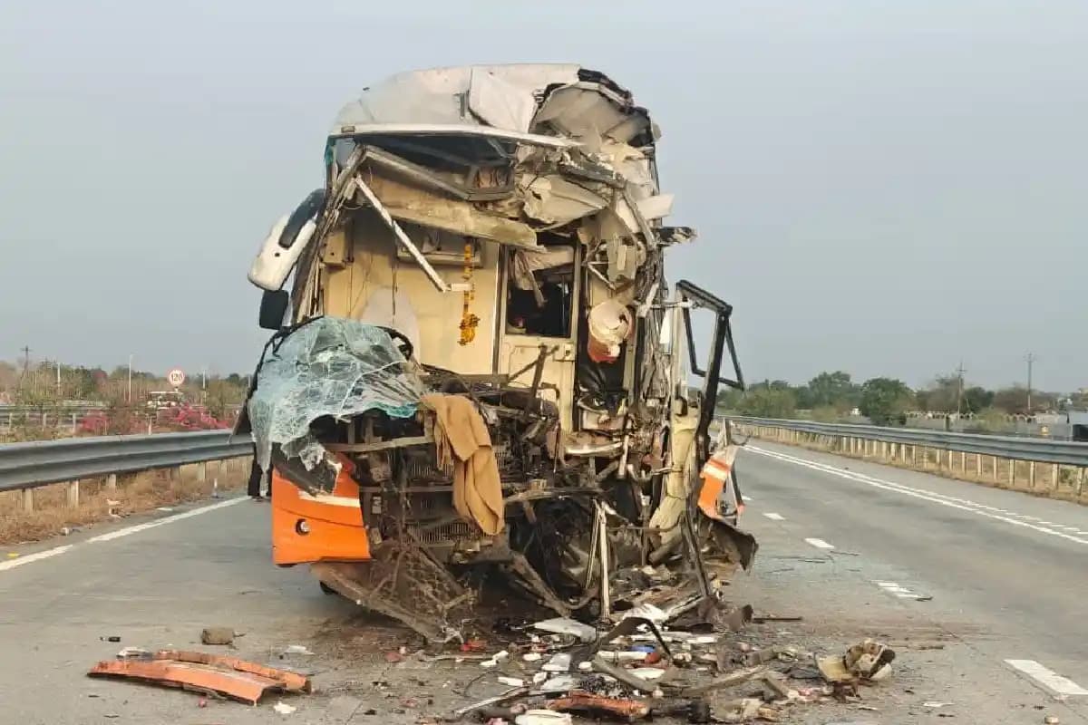Buldhana News: मेहकर के पास समृद्धि महामार्ग पर ट्रैवल्स बस की ट्रक से भीषण टक्कर, 27 यात्री घायल