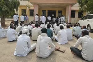 Umarkhed railway project affected farmers SDO office compensation protest: उमरखेड में रेलवे परियोजना से प्रभावित किसानों ने मुआवजे की मांग को लेकर एसडीओ कार्यालय पर ठिया आंदोलन किया
