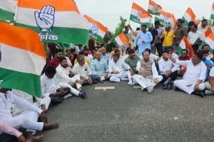 परिमल नथवानी के नामांकन पर बवाल! विधानसभा के बाहर भिड़े कांग्रेस और भाजपा कार्यकर्ता