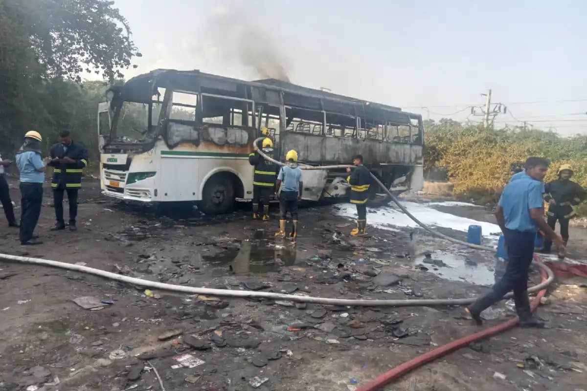 नागपुर के एमपी बस स्टैंड पर खड़ी बस में शॉर्ट सर्किट से लगी आग, समय रहते पाया गया काबू