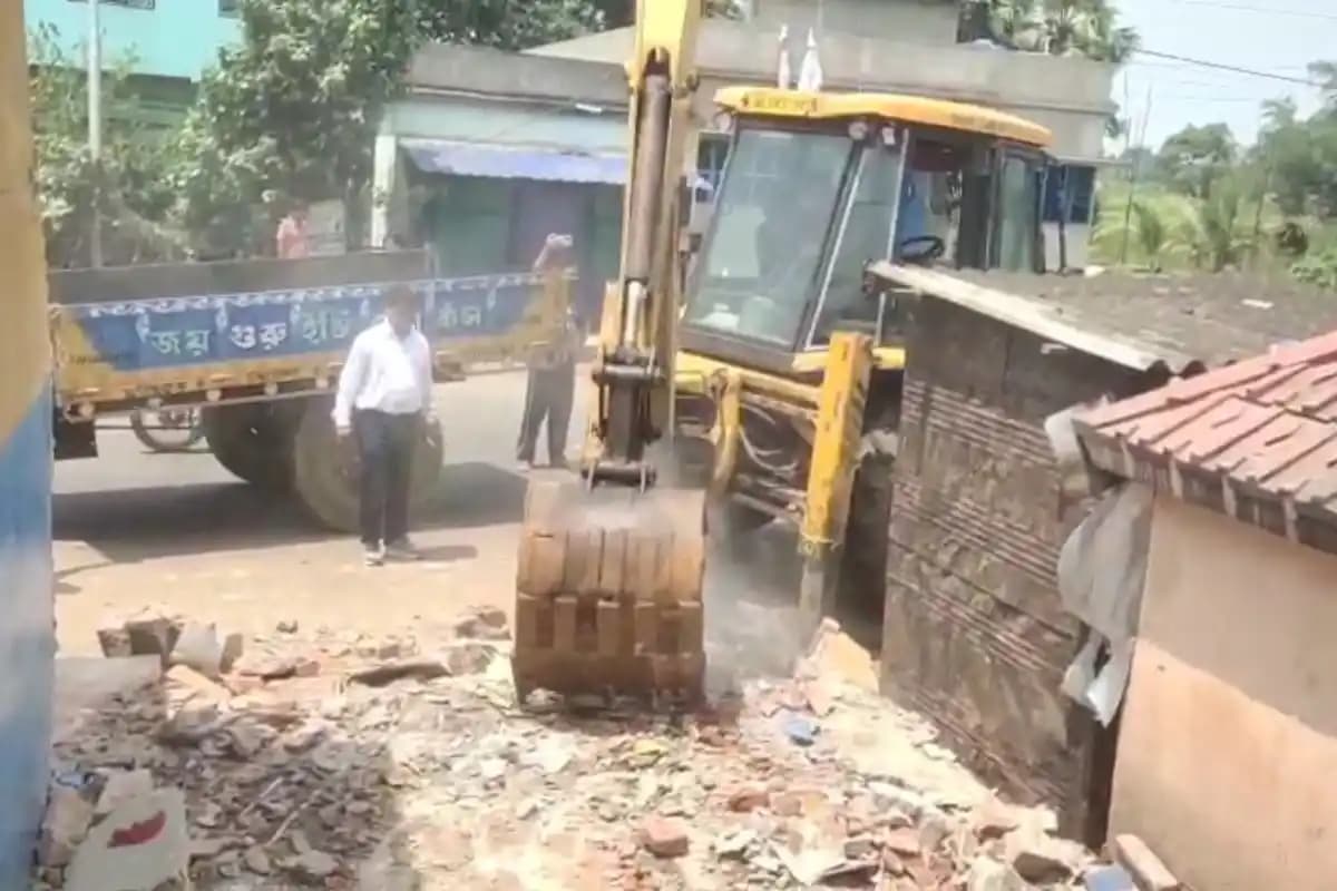 Paschim Medinipur News: सरकारी और निजी जमीन पर बने अवैध मिठाई के दुकान को हाईकोर्ट के आदेश पर प्रशासन ने तोड़ा
