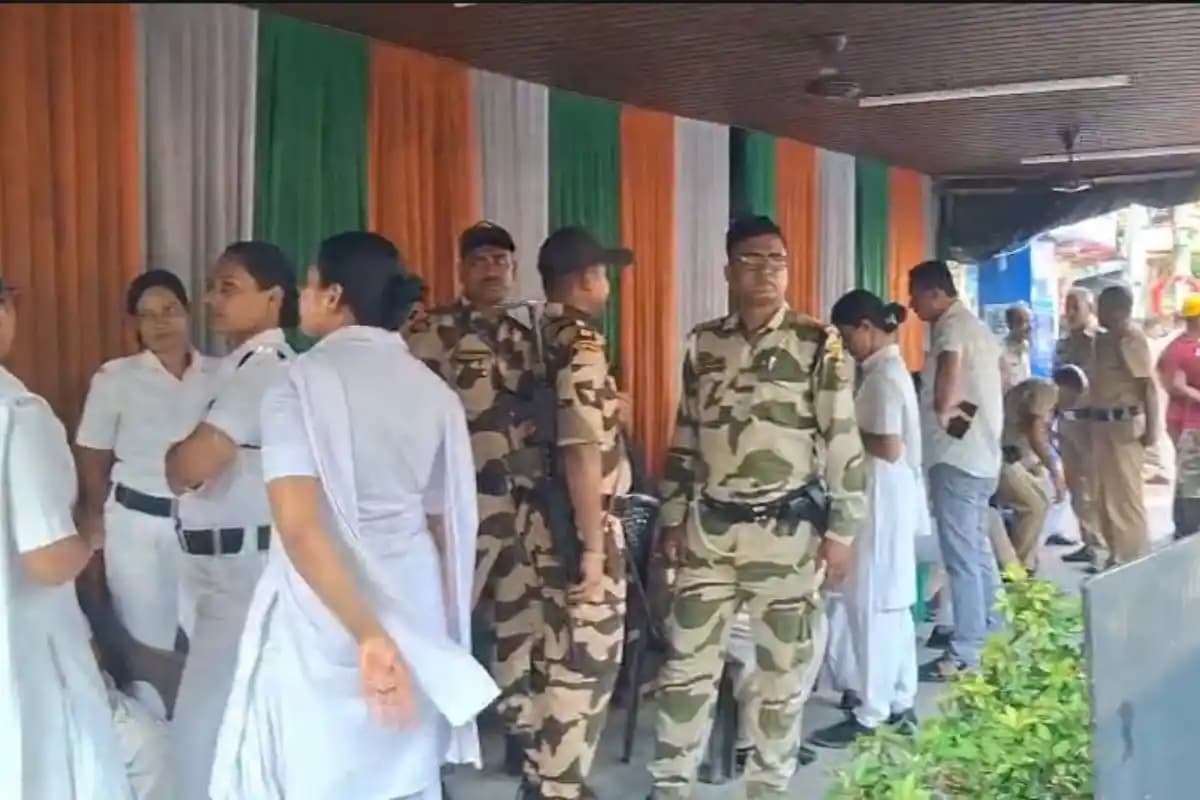 Kolkata News: अभिषेक बनर्जी के घर के सामने भारी पुलिस और केंद्रीय बल की तैनाती, इलाके में बढ़ी सुरक्षा व्यवस्था