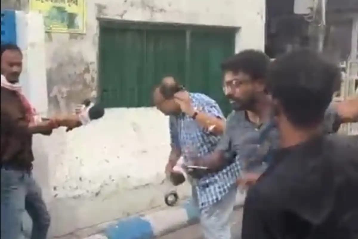 Kolkata News: कालीघाट में ममता बनर्जी के घर के बाहर कुनाल घोष पर फेंका गया अंडा, राजनीतिक हलकों में चर्चा तेज