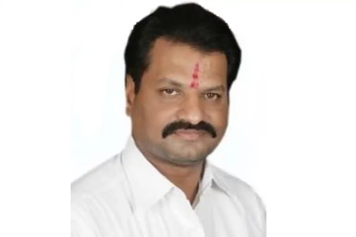 Hingoli News: यूबीटी के 6 सांसद नई दिल्ली पहुंचे, महाराष्ट्र की राजनीति में बढ़ीं नई चर्चाएं