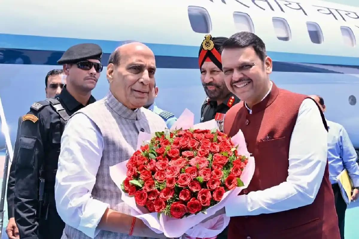 नागपुर पहुंचे रक्षा मंत्री राजनाथ सिंह, मुख्यमंत्री फडणवीस ने किया स्वागत