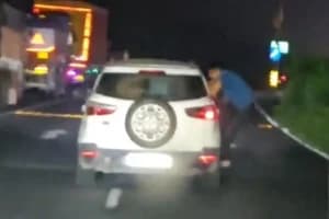Siliguri Toll Worker Dragged 12km car rescued: शिलिगुड़ी में टोल न देकर भाग रही गाड़ी से लटक गया कर्मचारी, युवक की सतर्कता से बची जान